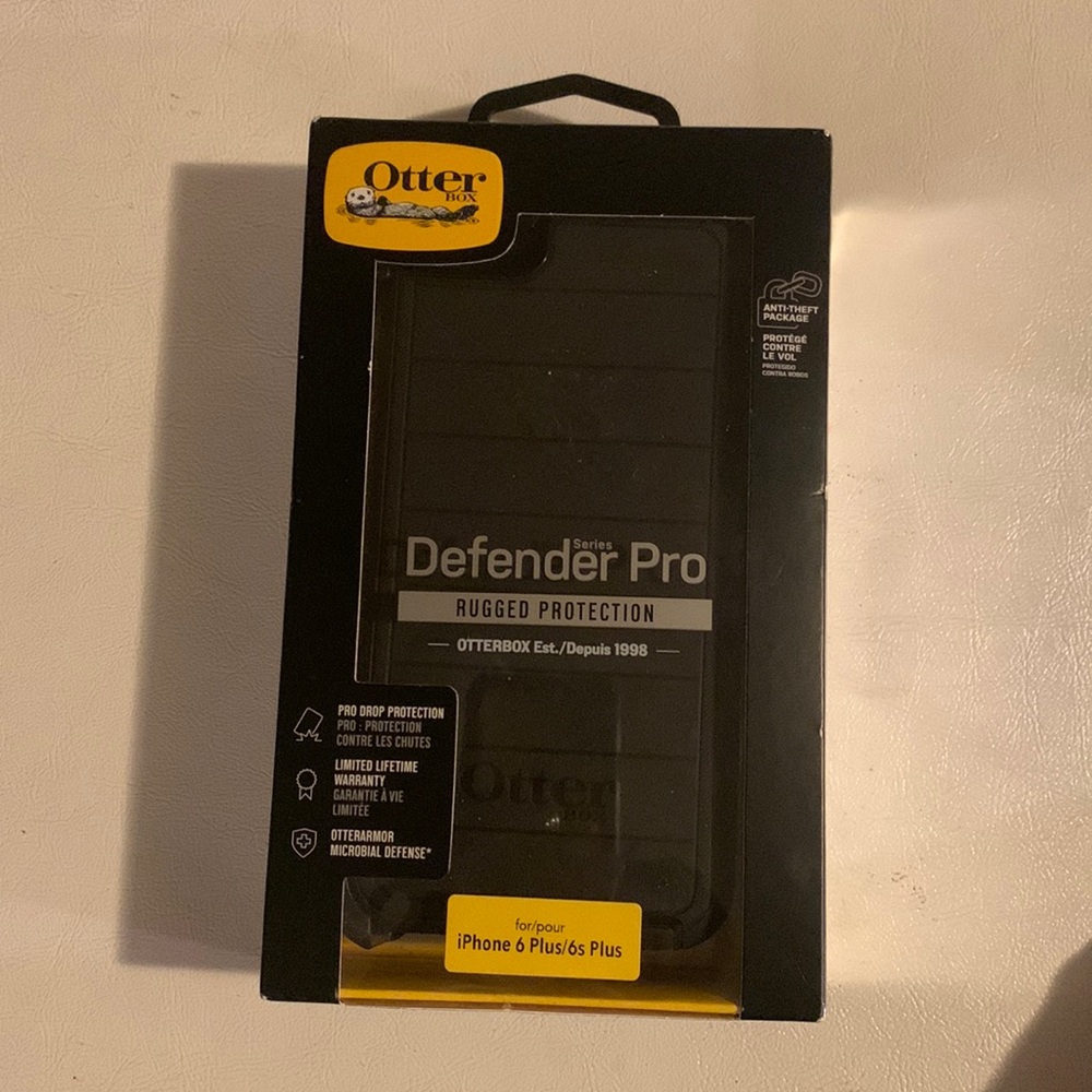 Never been opened! Defender Pro Iphone 6 pulse/6s plus.